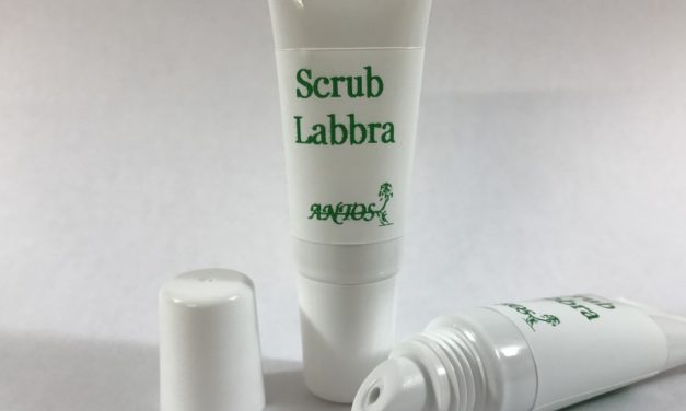 Scrub Labbra al Nocciolo di Albicocca – Antos | Recensione